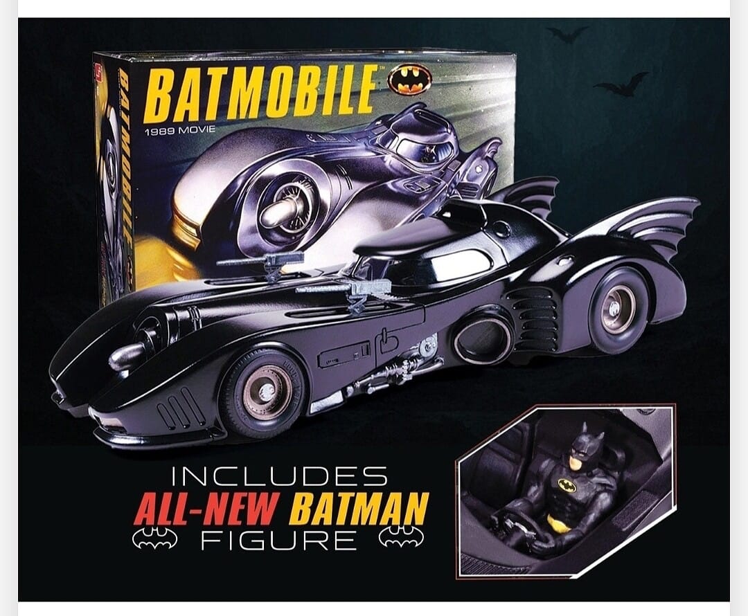 Round 2 AMT Batman 1989 Batmobile with Seated Batman Figure 1:25 Scale Model Kit