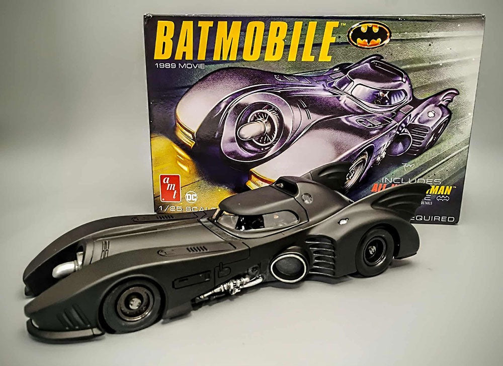 AMT Batman 1989 Batmobile with Seated Batman Figure 1:25 Scale Model Kit