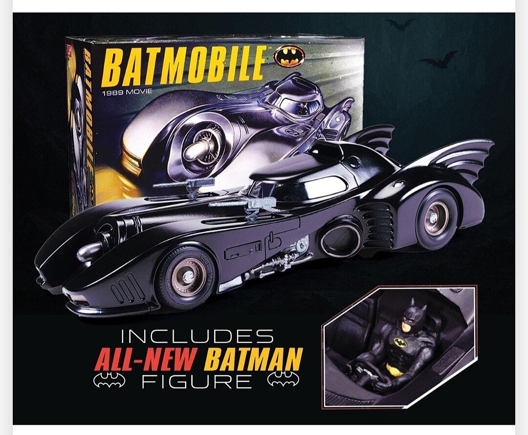 AMT Batman 1989 Batmobile with Seated Batman Figure 1:25 Scale Model Kit